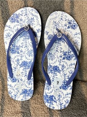 GBG Los Angeles Women’s Blue Floral Flip Flops Size 9